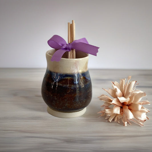 Artisian handcrafted reed diffuser.  Size: 2-1/4 x 3 inch diameter.